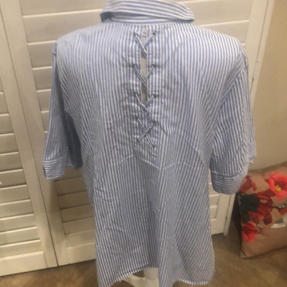 Chico’s blue and white long blouse. Unique detail on back. 100% cotton. - Picture 5 of 10